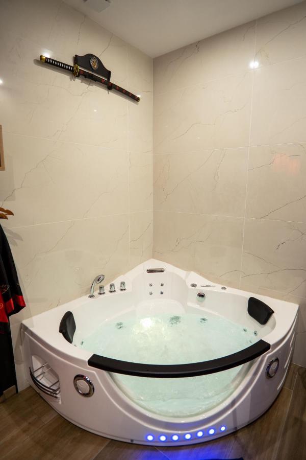Capsule Japon - Jacuzzi - Netflix & Ecran Cinema - Xbox Apartment Trith-Saint-Leger Exterior photo